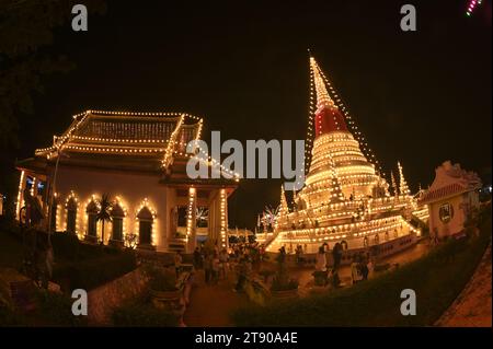 Nachtzeit des wichtigsten Gotteshauses, wenn Phra Samut Chedi das Siegel der Stadt Samut Prakan ist, Stockfoto