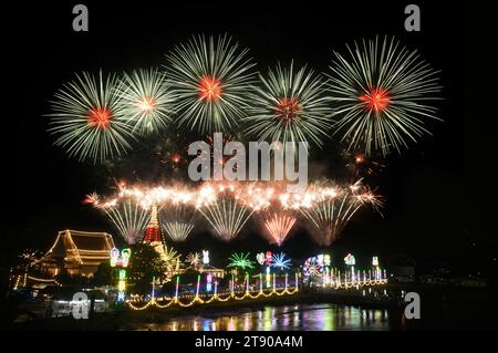 Nacht und Feuerwerk des wichtigsten Gotteshauses, wenn Phra Samut Chedi das Siegel der Stadt Samut Prakan ist, Stockfoto