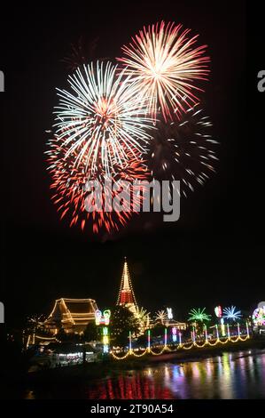 Nacht und Feuerwerk des wichtigsten Gotteshauses, wenn Phra Samut Chedi das Siegel der Stadt Samut Prakan ist, Stockfoto