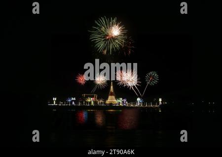 Nacht und Feuerwerk des wichtigsten Gotteshauses, wenn Phra Samut Chedi das Siegel der Stadt Samut Prakan ist, Stockfoto