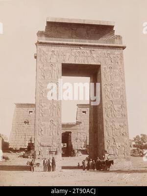 Südliches Tor zu Ptolomy III, großer Tempel von Amon-Re, Karnak, Ägypten, 19. Jahrhundert, Antonio Beato, Italienisch, c.1825 - 1903, 10 7/16 x 8 3/16 Zoll (26,51 x 20,8 cm) (Bild)14 x 11 Zoll (35,56 x 27,94 cm) (Halterung), Albumendruck, Italien, 19. Jahrhundert Stockfoto