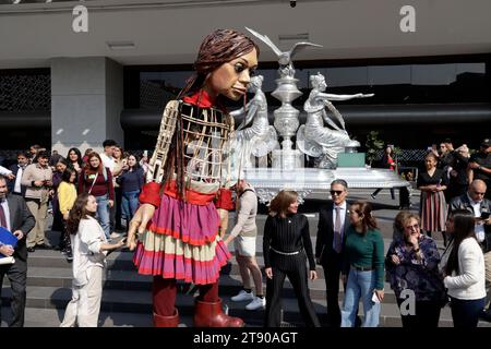 Mexiko-Stadt, Mexiko. November 2023. Kleine Amal, riesige Marionette eines 10-jährigen syrischen Mädchens; Symbol der Rechte von Flüchtlingen weltweit, während ihres Besuchs in der Abgeordnetenkammer in Mexiko-Stadt. Am 21. November 2023 in Mexiko-Stadt, Mexiko (Credit Image: © Luis Barron/eyepix via ZUMA Press Wire) NUR REDAKTIONELLE VERWENDUNG! Nicht für kommerzielle ZWECKE! Quelle: ZUMA Press, Inc./Alamy Live News Stockfoto