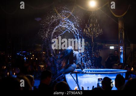 München, Deutschland. November 2023. Eine Künstlerin führt ihre Wasserakrobatik während der Jubiläumsshow auf, um „20 Jahre Teatro“ zu feiern. Das Gastro-Zelt „Teatro“ feierte am Dienstag seinen 20. Geburtstag und seinen Relaunch unter neuem Chef Michael Käfer. Quelle: Lennart Preiss/dpa/Alamy Live News Stockfoto