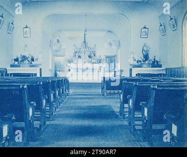 Katholische Kirche, Rulo, Nebraska, um 1900, Agnes Winterbottom Cooney, amerikanisch, 1878-1940, 3/4 x 3/4 Zoll (9,53 x 12,07 cm) (Bild)4 7/8 x 6 9/16 Zoll (12,38 x 16,67 cm) (Halterung), Cyanotype, USA, 19.-20. Jahrhundert Stockfoto