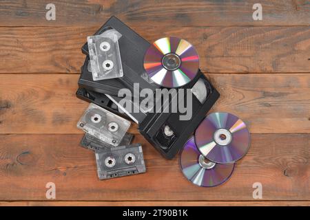 KIEW, UKRAINE - 4. MAI 2023: Audiokassetten, Kassetten Videos, CDs aus nächster Nähe. Die Entwicklung der Medien Stockfoto