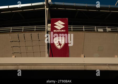 Symbol des Turiner Fußballvereins, im Hintergrund das Stadion Il Comunale. Tolles Turin. Turin, Italien, 11. November 2023 Stockfoto