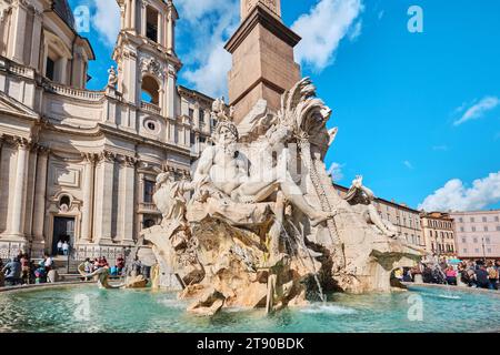 Rom, Italien - 4. November 2023: Brunnen der vier Flüsse (Fontana dei Quattro Fiumi) und barocker Stil Sant Agnese in der Kirche Agone auf dem Platz Navona Stockfoto