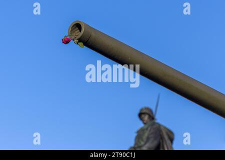Rose im Panzerfass am sowjetischen Kriegsdenkmal in Tiergarten, Berlin Stockfoto