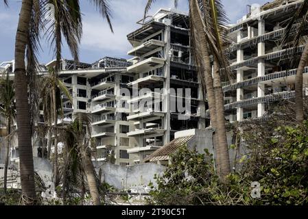 Beschädigte Gebäude in Acapulco, Mexiko, nachdem der Hurrikan Otis der Kategorie 5 am 26. Oktober 2023 die Stadt getroffen hatte Stockfoto