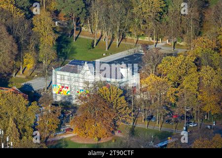 Luftbild, Kurhaus Bad Hamm Baustelle Hausfassaden-Renovierung mit BaugeroÂ¼st, umgeben von herbstlichen LaubboÂumen, Mitte, Hamm, Ruhrgebiet, Nordrhein-Westfalen, Deutschland ACHTUNGxMINDESTHONORARx60xEURO *** Luftblick, Kurhaus Bad Hamm Baustelle Hausfassaden Sanierung mit Baustelle, umgeben von herbstlichen Laubbäumen, Zentrum, Hamm, Ruhrgebiet, Nordrhein-Westfalen, Deutschland ATTENTIONxMINDESTHONORARx60xEURO Credit: Imago/Alamy Live News Stockfoto