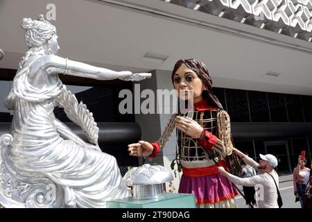 Mexiko-Stadt, Mexiko. November 2023. Kleine Amal, riesige Marionette eines 10-jährigen syrischen Mädchens; Symbol der Rechte von Flüchtlingen weltweit, während ihres Besuchs in der Abgeordnetenkammer in Mexiko-Stadt. Am 21. November 2023 in Mexiko-Stadt, Mexiko (Credit Image: © Luis Barron/eyepix via ZUMA Press Wire) NUR REDAKTIONELLE VERWENDUNG! Nicht für kommerzielle ZWECKE! Quelle: ZUMA Press, Inc./Alamy Live News Stockfoto