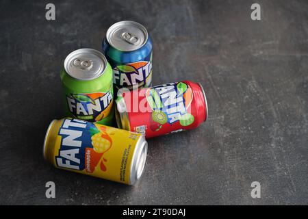 KIEW, UKRAINE - 4. MAI 2023: Dosendosen der Marke Fanta für alkoholfreie Getränke mit verschiedenen Geschmacksrichtungen aus nächster Nähe Stockfoto