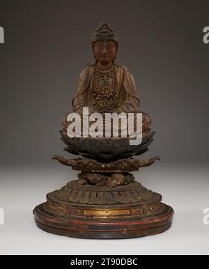 Miroku, der Bodhisattva der Zukunft, zweite Hälfte des 13. Jahrhunderts, Unbekanntes Japanisch, 11 1/2 x 7 1/2 x 6 5/8 Zoll. (29,21 x 19,05 x 16,83 cm), Holz mit Metall, geschliffenes Blattgold (Kirikane), polychrome und eingelegte Kristallaugen, Japan, 13. Jahrhundert, Miroku Bosatsu sitzt auf einem Lotusthron, der auf einem kämpfenden Dämon sitzt und eine Pagode in seinen umgedrehten Palmen hält. Die Statue hat ihre ursprünglichen Metallkleider sowie die Blattgolddekoration auf den drapierten Gewändern erhalten. Die fürstliche Kleidung der Figur deutet darauf hin, dass Miroku in seiner Inkarnation als Bodhisattva dargestellt wird, ein erleuchtetes Wesen Stockfoto