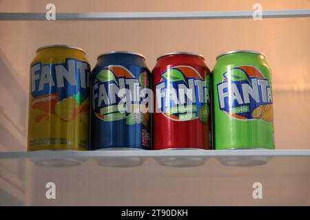 KIEW, UKRAINE - 4. MAI 2023: Dosendosen der Marke Fanta für alkoholfreie Getränke mit verschiedenen Geschmacksrichtungen aus nächster Nähe Stockfoto