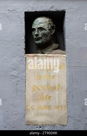 Carl Jung Bust „Liverpool ist der Pool des Lebens“ in der Mathew Street, Liverpool, England, Großbritannien Stockfoto