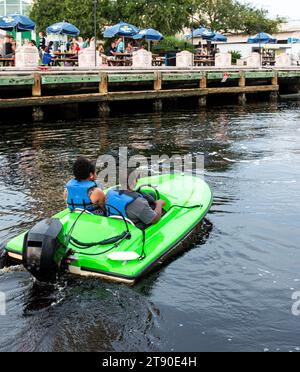 Tampa, Floriday, USA - 21. Juli 2018: Ein paar Menschen auf einem grünen Boot im Wasser. Stockfoto