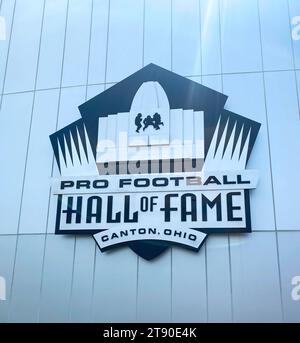 Canton, Ohio, USA - 4. August 2023: Das Pro Football Hall of Fame-Schild an der Seite eines Gebäudes. Stockfoto