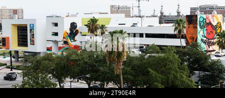 Tampa, Florida, USA - 1. August 2017: Ein Blick auf das Glazer Kindermuseum mit vielen Bäumen in Tampa Florida von meinem Hotelzimmer. Stockfoto