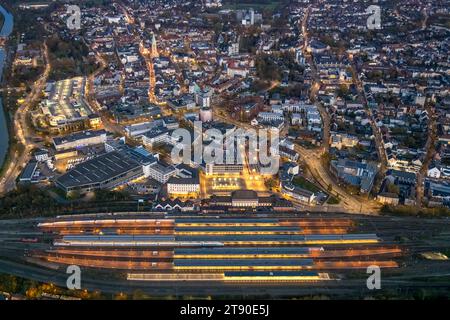 Luftbild, Nachtaufnahme, Hauptbahnhof Hbf mit Bahnhofsvorplatz und City mit Allee-Center Einkaufszentrum, Blick zur evang. Pauluskirche, Mitte, Hamm, Ruhrgebiet, Nordrhein-Westfalen, Deutschland ACHTUNGxMINDESTHONORARx60xEURO *** Luftaufnahme, Nachtaufnahme, Hauptbahnhof Hbf mit Bahnhofsvorplatz und Stadt mit Einkaufszentrum Allee Center, Blick auf die evang Pauluskirche, Zentrum, Hamm, Ruhrgebiet, Nordrhein-Westfalen, Deutschland ACHTUNGxMINDESTHONORARx60xEURO Credit: Imago/Alamy Live News Stockfoto