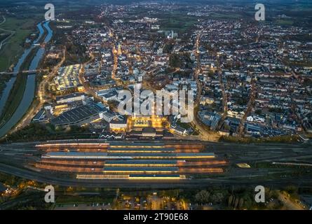 Luftbild, Nachtaufnahme, Hauptbahnhof Hbf mit Bahnhofsvorplatz und City mit Allee-Center Einkaufszentrum, Blick zur evang. Pauluskirche, Mitte, Hamm, Ruhrgebiet, Nordrhein-Westfalen, Deutschland ACHTUNGxMINDESTHONORARx60xEURO *** Luftaufnahme, Nachtaufnahme, Hauptbahnhof Hbf mit Bahnhofsvorplatz und Stadt mit Einkaufszentrum Allee Center, Blick auf die evang Pauluskirche, Zentrum, Hamm, Ruhrgebiet, Nordrhein-Westfalen, Deutschland ACHTUNGxMINDESTHONORARx60xEURO Credit: Imago/Alamy Live News Stockfoto