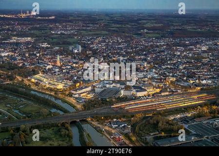 Luftbild, Nachtaufnahme, Hauptbahnhof Hbf und City mit Allee Center und Fernsicht, Mitte, Hamm, Ruhrgebiet, Nordrhein-Westfalen, Deutschland ACHTUNGxMINDESTHONORARx60xEURO *** Luftaufnahme, Nachtaufnahme, Hauptbahnhof und Stadt mit Alleenzentrum und Fernsicht, Zentrum, Hamm, Ruhrgebiet, Nordrhein-Westfalen, Deutschland ATTENTIONxMINDESTHONORARx60xEURO Credit: Imago/Alamy Live News Stockfoto