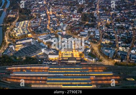 Luftbild, Nachtaufnahme, Hauptbahnhof Hbf mit Bahnhofsvorplatz und City mit Allee-Center Einkaufszentrum, Blick zur evang. Pauluskirche, Mitte, Hamm, Ruhrgebiet, Nordrhein-Westfalen, Deutschland ACHTUNGxMINDESTHONORARx60xEURO *** Luftaufnahme, Nachtaufnahme, Hauptbahnhof Hbf mit Bahnhofsvorplatz und Stadt mit Einkaufszentrum Allee Center, Blick auf die evang Pauluskirche, Zentrum, Hamm, Ruhrgebiet, Nordrhein-Westfalen, Deutschland ACHTUNGxMINDESTHONORARx60xEURO Credit: Imago/Alamy Live News Stockfoto