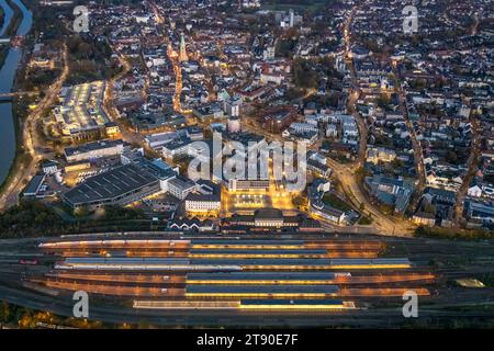 Luftbild, Nachtaufnahme, Hauptbahnhof Hbf mit Bahnhofsvorplatz und City mit Allee-Center Einkaufszentrum, Blick zur evang. Pauluskirche, Mitte, Hamm, Ruhrgebiet, Nordrhein-Westfalen, Deutschland ACHTUNGxMINDESTHONORARx60xEURO *** Luftaufnahme, Nachtaufnahme, Hauptbahnhof Hbf mit Bahnhofsvorplatz und Stadt mit Einkaufszentrum Allee Center, Blick auf die evang Pauluskirche, Zentrum, Hamm, Ruhrgebiet, Nordrhein-Westfalen, Deutschland ACHTUNGxMINDESTHONORARx60xEURO Credit: Imago/Alamy Live News Stockfoto