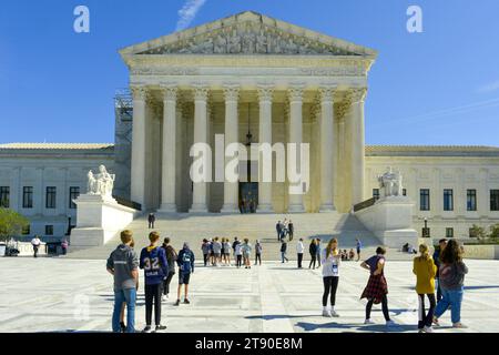 Leute vor dem Obersten Gerichtshof in Washington DC Stockfoto