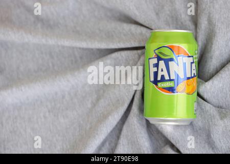 KIEW, UKRAINE - 4. MAI 2023: Dose der Marke Fanta mit exotischem Geschmack aus nächster Nähe Stockfoto