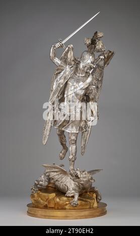 Der Erzengel St. Michael in Triumph, um 1780, Giuseppe Sanmartino, Italienisch, 1720–1793, 33 1/2 x 13 7/8 x 13 5/16 Zoll (85,09 x 35,24 x 33,81 cm), Silber, vergoldete Bronze, Italien, 18. Jahrhundert, das Bild des heiligen Michael, der einen Drachen tötet, stammt aus der Beschreibung einer epischen Schlacht zwischen gut und Böse, die in der Offenbarung, dem letzten Buch der christlichen Bibel, gefunden wurde: „und der Krieg brach im Himmel aus; Michael und seine Engel kämpften gegen den Drachen. . . . Der große Drache wurde niedergeworfen, diese alte Schlange, die Teufel und Satan genannt wird. Die Inschrift Quis ut deus (der wie Gott ist) auf dem Schild Stockfoto