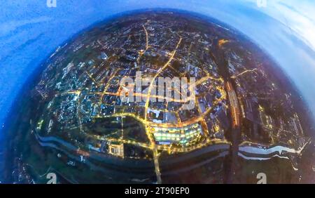 Luftbild, Nachtaufnahme Innenstadt City-Ansicht mit dem Hauptbahnhof Hbf und Allee-Center am Fluss Lippe und Datteln-Hamm-Kanal, Erdkugel, Fisheye Aufnahme, Fischaugen Aufnahme, 360 Grad Aufnahme, winzige Welt, kleiner Planet, Fisheye Bild, Mitte, Hamm, Ruhrgebiet, Nordrhein-Westfalen, Deutschland ACHTUNGxMINDESTHONORARx60xEURO *** Luftansicht, Nachtsicht Stadtansicht mit Hauptbahnhof Hbf und Allee Center an Lippe und Datteln Hamm Kanal, Erdkugel, Fischaugenbild, Fischaugenbild, 360 Grad Bild, winzige Welt, kleiner Planet, Fischaugenbild, Zentrum, Hamm, Ruhrgebiet, Nordrhein- Stockfoto