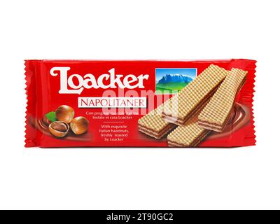 BUKAREST, RUMÄNIEN - 10. DEZEMBER 2019. Packung Loacker Napolitaner, knusprige Waffeln mit Haselnussschokolade-Creme-Füllung isoliert auf weiß Stockfoto