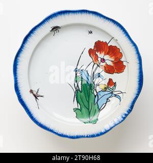 Kuchenplatte mit Mohn, 1866-1867, Félix Bracquemond; Hersteller: Lebeuf, Milliet & Co., Creil; Einzelhändler: Francois-Eugene Rousseau, Französisch, 1833–1914, 3 x 3/4 Zoll (7,62 x 22,23 cm), bleiglasiertes Steingut, Transferdruck, Frankreich, 19. Jahrhundert, diese Platte und drei Fußplatten stammen von einem großen Tischservice, der vom französischen Händler und Verleger Eugène Rousseau (1827–1890) in Auftrag gegeben wurde und von dem Maler und Druckmacher Felix Bracquemond entworfen wurde. Erstmals 1867 in Paris auf der Weltausstellung ausgestellt und als frühestes Beispiel französischer Keramik angesehen Stockfoto