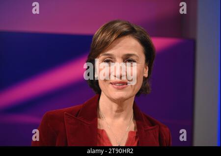 Moderatorin Sandra Maischberger in ihrer ARD Talkshow Maischberger *** Moderatorin Sandra Maischberger in ihrer ARD Talkshow Maischberger Credit: Imago/Alamy Live News Stockfoto