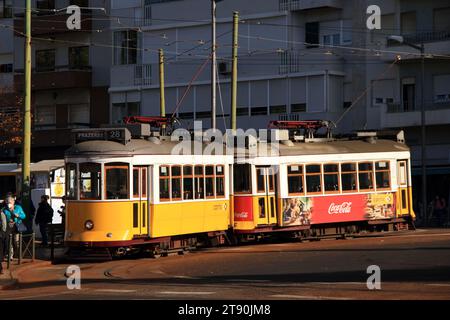 Straßenbahn 28 ist vielleicht die beliebteste und bekannteste Straßenbahnlinie aller Straßenbahnlinien in Lissabon, Portugal 6. Dezember 2021 in Lissabon, Portugal Stockfoto