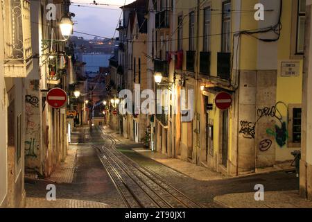 Der Bica-Lift, dessen Gleise hier zu sehen sind, ist eine beliebte Standseilbahn in der Stadt Portugal am 7. Dezember 2021 in Lissabon, Portugal Stockfoto