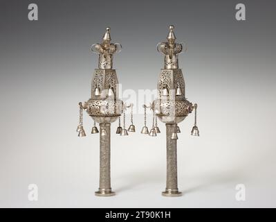 Rimmonim (Torah finial) (eins eines Paares), ca. 1920, 13 3/4 x 4 3/4 Zoll (34,9 x 12,07 cm), Silber, Marokko, 20. Jahrhundert, die abstrakten Pflanzenmotive, Arabesken und C-Rollen, die dieses Paar von Rimonim oder Torah Finials schmücken, sind typisch für diejenigen, die in marokkanischen Metallarbeiten zu finden sind. Diese würden auf den Stangen einer Tora platziert, die von der Oberseite eines hartseitigen Tik- oder Torah-Behälters ragt, wie in diesem Fall auch zu sehen ist Stockfoto