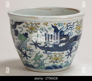 Imperial Fish Bowl, Wanli-Marke und Periode (1573-1619), H 12 x Durchm. 15-1/2 Zoll, Doucai-Geschirr Porzellan mit Unterglasurblau und Überglasuremaildekor, China, 16.-17. Jahrhundert, groß und robust mit dickem Rand vergossen, diese tiefe Schüssel diente wahrscheinlich als kaiserliches Fischbecken (kang) oder möglicherweise als jardinière für Topfpflanzen. Die Ming-Zeit zeichnet sich in der keramischen Geschichte durch die Einführung neuer Farbkombinationen in Glasur und die Verwendung von Überglasurlackierungen aus. Die Begriffe wu TS’ai (fünf Farben) und tou-TS’ai (verbundene Farben) wurden locker verwendet, um „polychrome“ oder „Mehrfarbig“ zu bedeuten Stockfoto