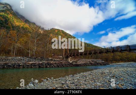 Landschaft der Myojin-Brücke und des Azusa-Flusses im Spätherbst im Kamikochi-Nationalpark, Matsumoto, Nagano, Japan Stockfoto