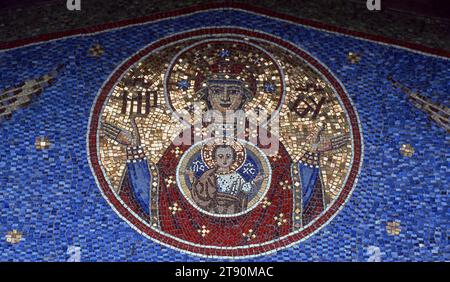 Mosaik mit St.. Maria und das Kind Jesus in einer christlich-orthodoxen Kirche in Rumänien, um 1999 Stockfoto