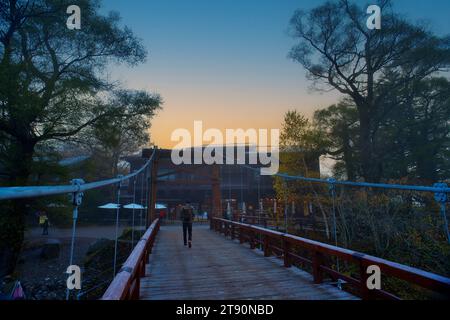 KAMIKOCHI, NAGANO, JAPAN-Touristen auf der Kappa Holzbrücke im Kamikochi Nationalpark, dem nördlichen Teil der Japanischen Alpen Stockfoto