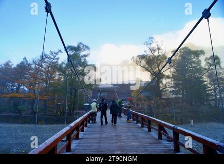 Touristen auf der Kappa-Holzbrücke im Kamikochi-Nationalpark, dem nördlichen Teil der Japanischen Alpen in der Region Chubu Stockfoto
