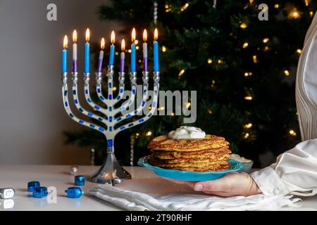 Latkes sind traditionelle jüdische Gerichte, die während Hanukkah serviert werden. Stockfoto