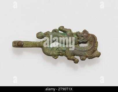 Gürtelhaken, 5. Bis 4. Jahrhundert v. Chr., 3 x 1 1/4 x 7/16 Zoll (7,62 x 3,18 x 1,11 cm), Bronze, China, 5.-4. Jahrhundert v. Chr Stockfoto