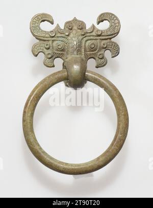 Maske mit Ringgriff, ein Paar, 5.-4. Jahrhundert v. Chr., 4 1/8 x 2 11/16 x 1 1/8 Zoll, 0,2 lb. (10,48 x 6,83 x 2,86 cm, 0,1 kg), Bronze, China, 5.-4. Jahrhundert v. Chr Stockfoto