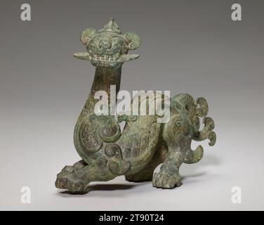 Geflügelter Drache, 5.-4. Jahrhundert v. Chr., 7 x 3/16 cm (17,8 x 20,8 cm), Bronze, China, 5.-4. Jahrhundert v. Chr Stockfoto