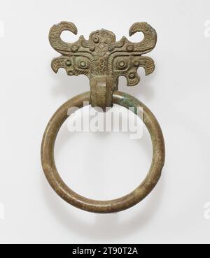 Maske mit Ringgriff, ein Paar, 5.-4. Jahrhundert v. Chr., 4 x 2 5/8 x 1 1/4 Zoll, 0,2 lb. (10,2 x 6,67 x 3,18 cm, 0,1 kg), Bronze, China, 5.-4. Jahrhundert v. Chr Stockfoto