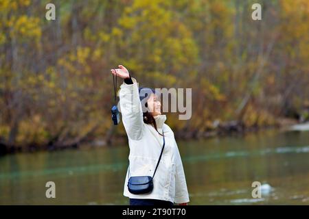 KAMIKOCHI, NAGANO, JAPAN-Touristen auf der Kappa Holzbrücke im Kamikochi Nationalpark, dem nördlichen Teil der Japanischen Alpen Stockfoto