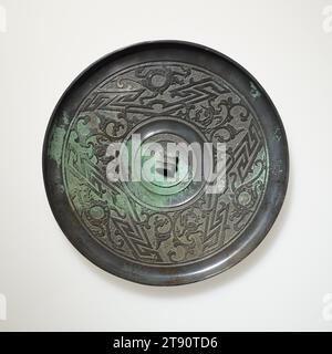 Spiegel, 4.-3. Jahrhundert v. Chr., 6 7/16 x 3/8 Zoll, 0,9 lb. (16,35 x 0,95 cm, 0,4 kg), Bronze, China, 4.-3. Jahrhundert v. Chr Stockfoto