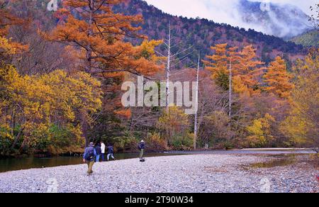 Touristen auf der Kappa-Holzbrücke im Kamikochi-Nationalpark, dem nördlichen Teil der Japanischen Alpen in der Region Chubu Stockfoto